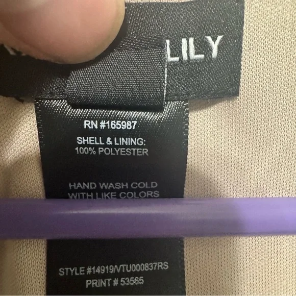 Chic Floral Midi Dress with V-Neck - Picture 12 of 12